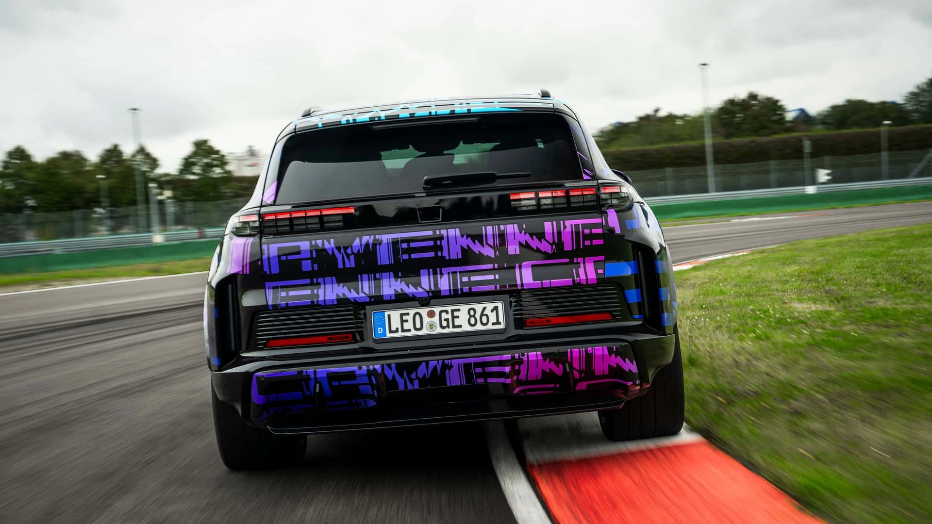 Porsche cayenne electric am porsche experience center in leipzig (2)